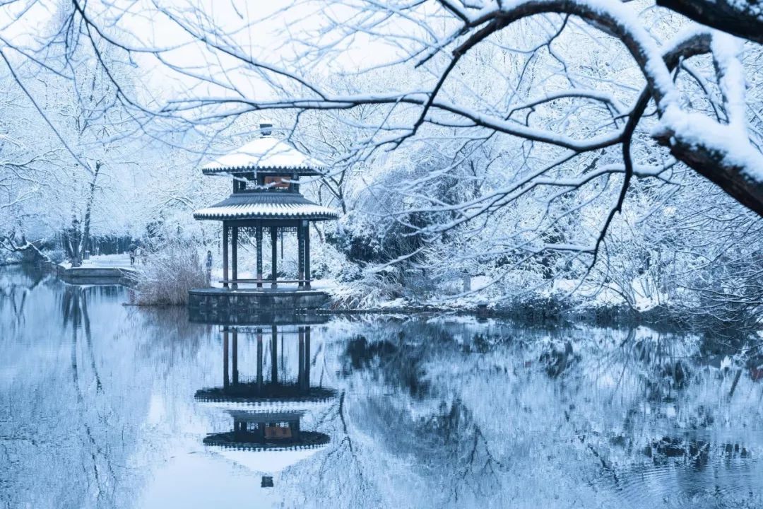 今日大雪晚来天欲雪能饮一杯无