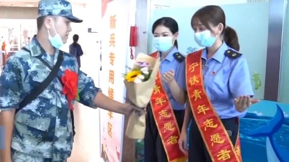 寻人！这个送花的新兵战士谁认识