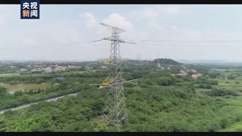 看着就腿软！500千伏高压线上荡秋千式抢修