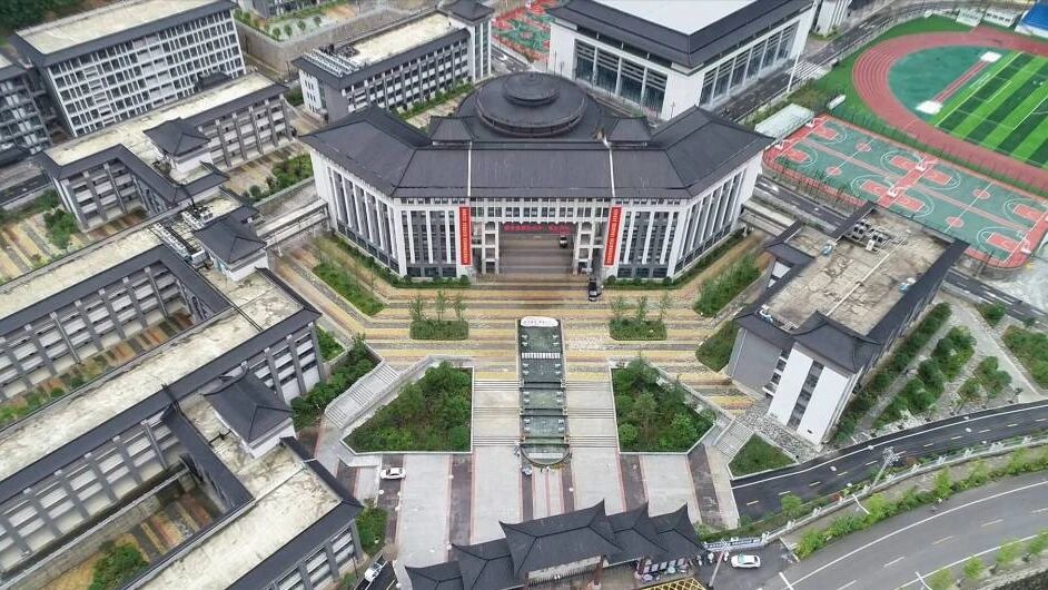 7.1亿元建起豪华中学！脱贫摘帽县如此办校引争议