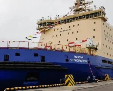 俄罗斯一款全球最大破冰船服役 普京：俄罗斯破冰船队举世无双