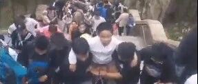 泰山上这一幕，火了！