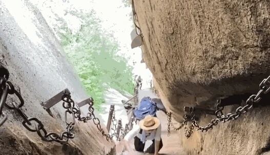 一筐运下山需近2小时 华山环卫工人70度陡坡捡垃圾：精神要高度集中