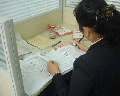 学生的作业家长要不要改？多位老师：批改任务应交给教师