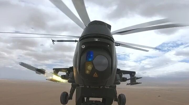 实拍解放军武直10高高原开火：凌空发射导弹穿靶而过,一发入魂！