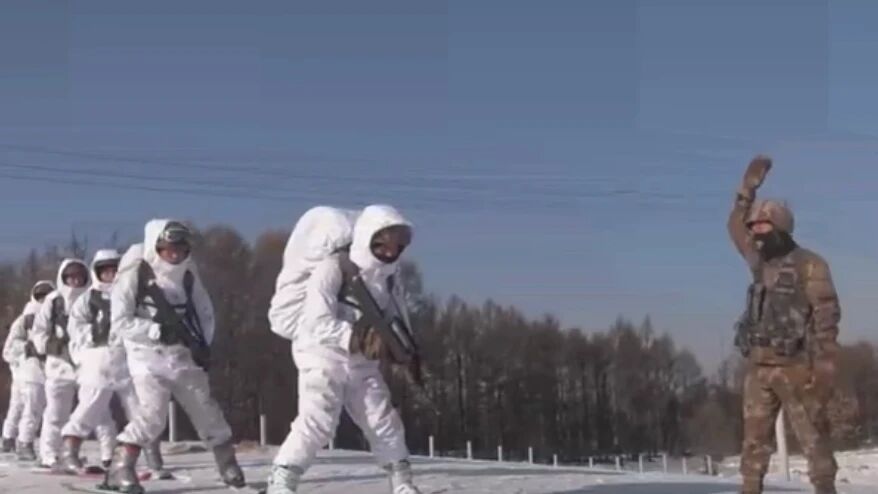 边滑雪边射击？这波操作有点厉害！