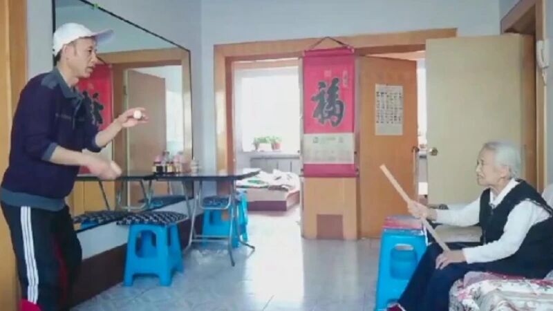 儿子用擀面杖陪八旬母亲打球