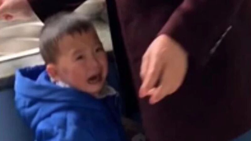 别人吃一口vs我吃一口！姐姐一口吞下蛋黄酥急哭弟弟