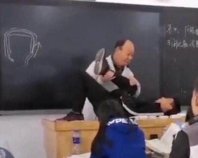 老师公主抱男生演示阑尾炎手术 整个教室乐翻了