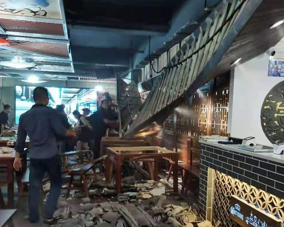 福建一餐饮店坍塌数人送医，该店业者：拔网线导致