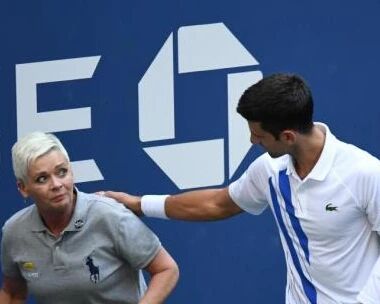 德约科维奇意外误伤女裁判 被取消美网资格