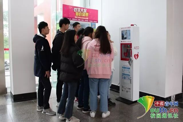 除颤器|高校安装心梗“救命神器” ， 同学们的反应亮了