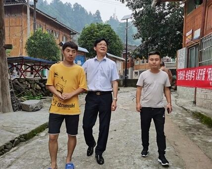 东部校长义务支教在西部：一个好县长比一个好校长更重要