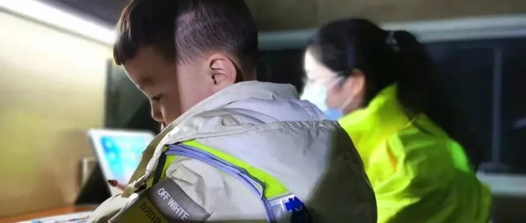 4岁“萌娃”一句话，把警察们整哭了！