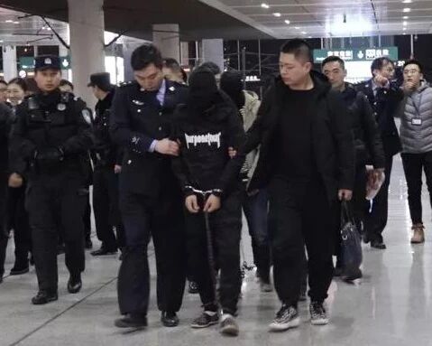 涉毒赚快钱，围猎大学生