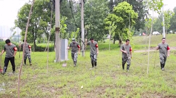 才下考场就上“战场”！武汉高三小伙高考完就上防汛一线