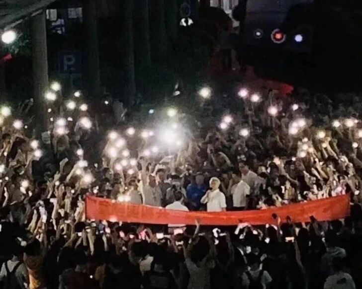 真·大型追星现场！钟南山凯旋，昨夜这一幕幕刷屏了