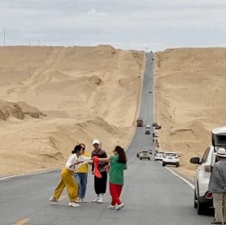 拿命换照片？游客扎堆“网红”公路拍照，差点被撞还笑