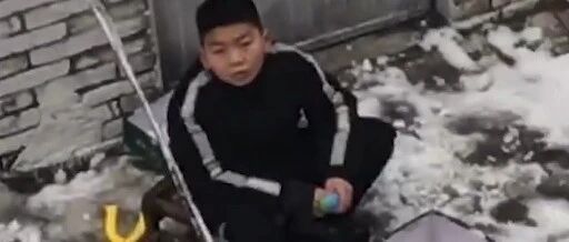 弟弟为看守姐姐的雪鸭子，坐楼下2小时！网友：我弟一脚一个……