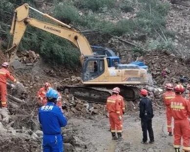 连日降雨致四川宣汉发生大面积山体滑坡 5人被埋