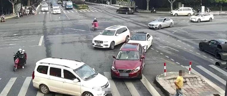 特警车突然被拦下！他们出手了……