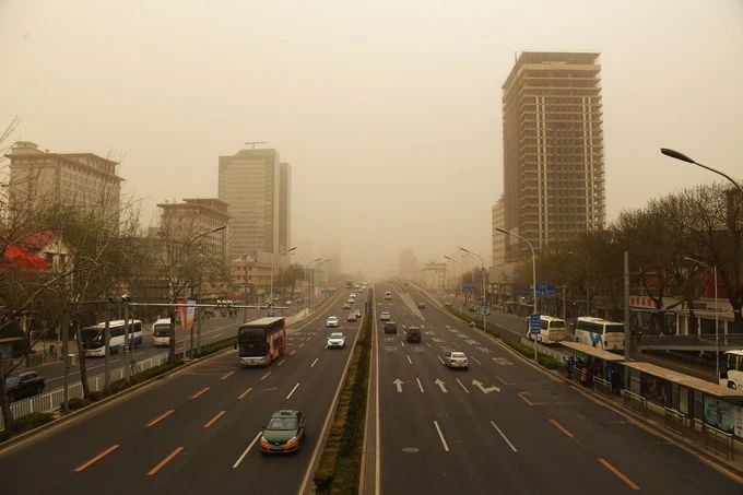 沙尘开始影响北京!门头沟已昏黄一片，海淀昌平下雨了