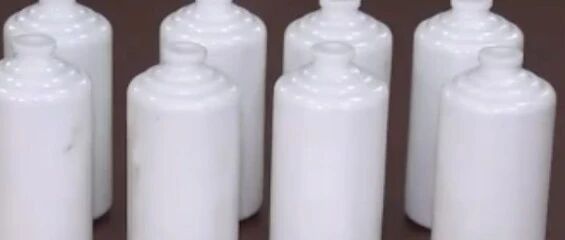 “宫廷玉液酒”，红里透着黑