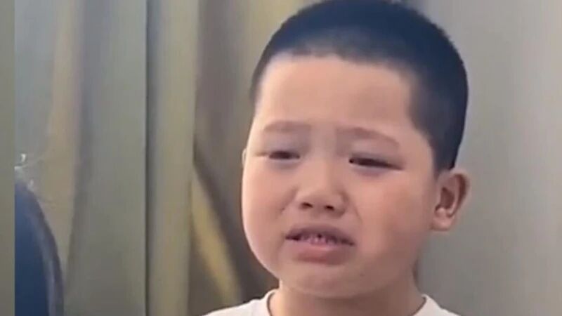 瞬间变脸！男孩上一秒偷笑下一秒哭出声
