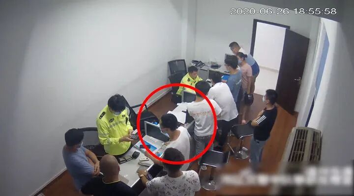 逃犯的车被撞请求警方处理 交警蜀黍发现他的身份后“演技”炸了！