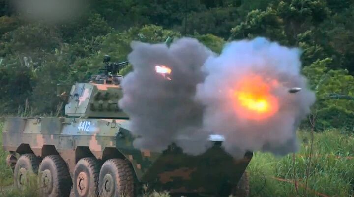 堪比坦克！国产大八轮突击车展示超强火力：一炮击穿800米外工事