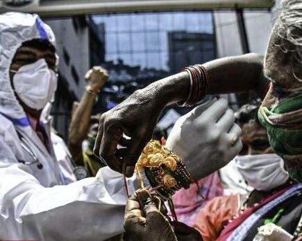 美媒称印度过于依赖新冠快速检测手段：准确性就像扔硬币，不靠谱