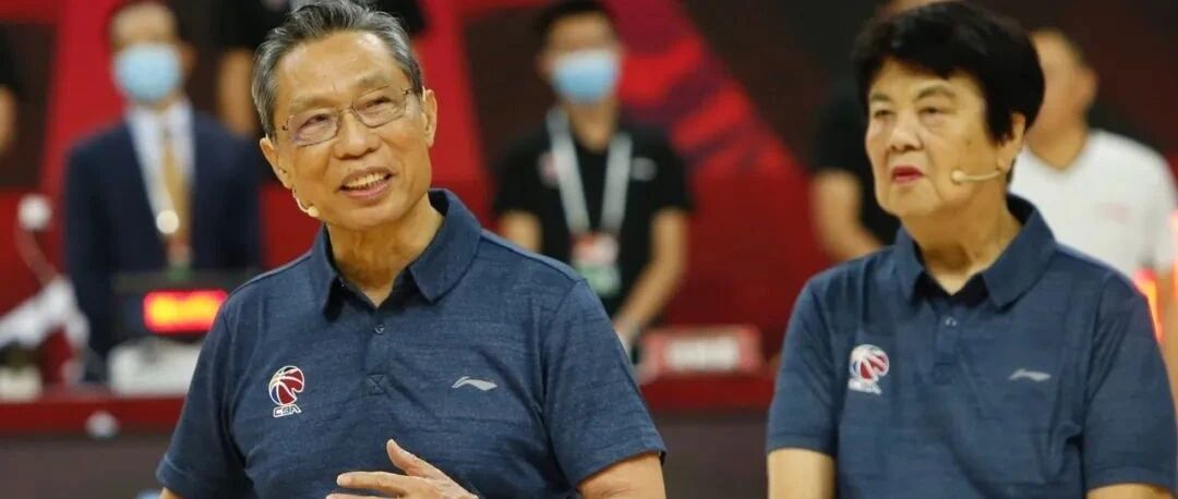 钟南山夫妇现身！36号球衣“暴露”了他们.....