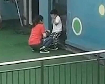 合肥一幼儿园老师在天台上打孩子，官方：立即辞退