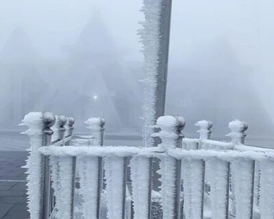 长白山天池主峰今年入秋以来首次形成积雪