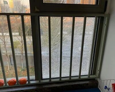 北京长阳一小区55户业主玻璃接连自爆，原因不明