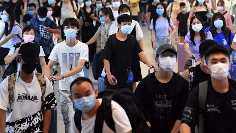 武汉高校百万大学生返校 车站迎高峰