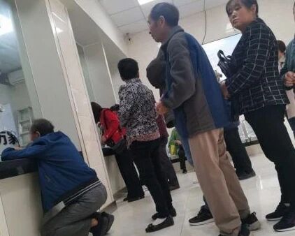 四川万源一缴费大厅现半蹲式窗口 已拆除玻璃进行整改