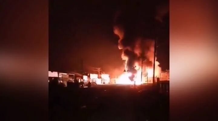 辽宁铁岭两油槽车相撞起火引燃附近民房 其中1名司机当场死亡