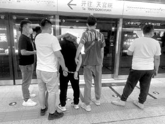 北京市公安局今通报：今年1至8月，地铁擒“狼”285只