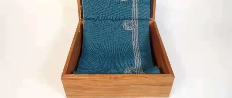 在这场多边会议上，这条蓝色披肩有故事