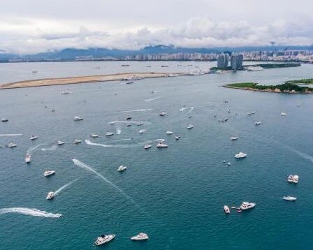 近海白艇聚如锅中饺 “十一”三亚游艇游火热