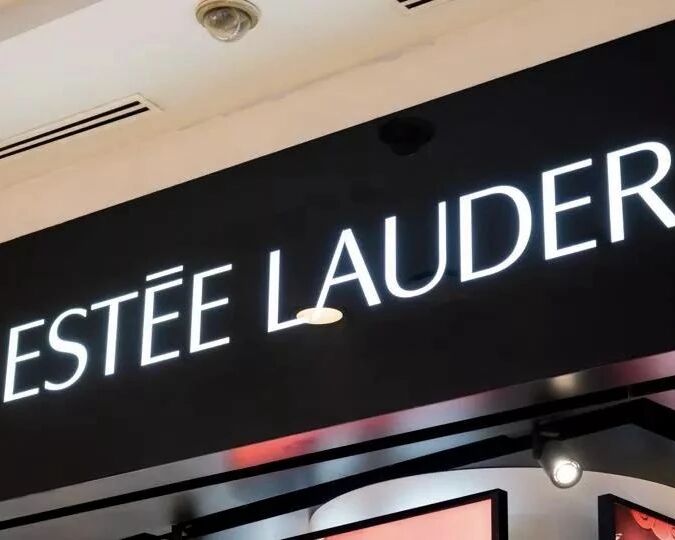 雅诗兰黛也撑不住了？！巨亏30多亿元，市值蒸发359亿元！计划关闭15%门店……