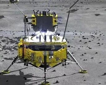 嫦娥五号探测器组合体成功分离 将择机实施月面软着陆