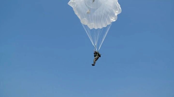 超酷！第一视角看特种兵昼夜全域伞降