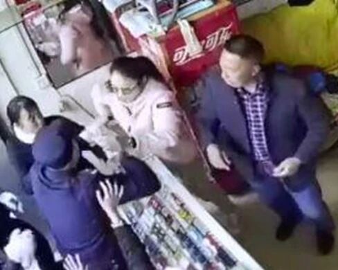 云南一商铺老板三根肋骨被城管打断？官方：已介入调查