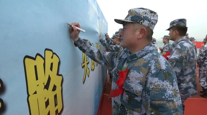 退伍海军老兵第一次登上军舰