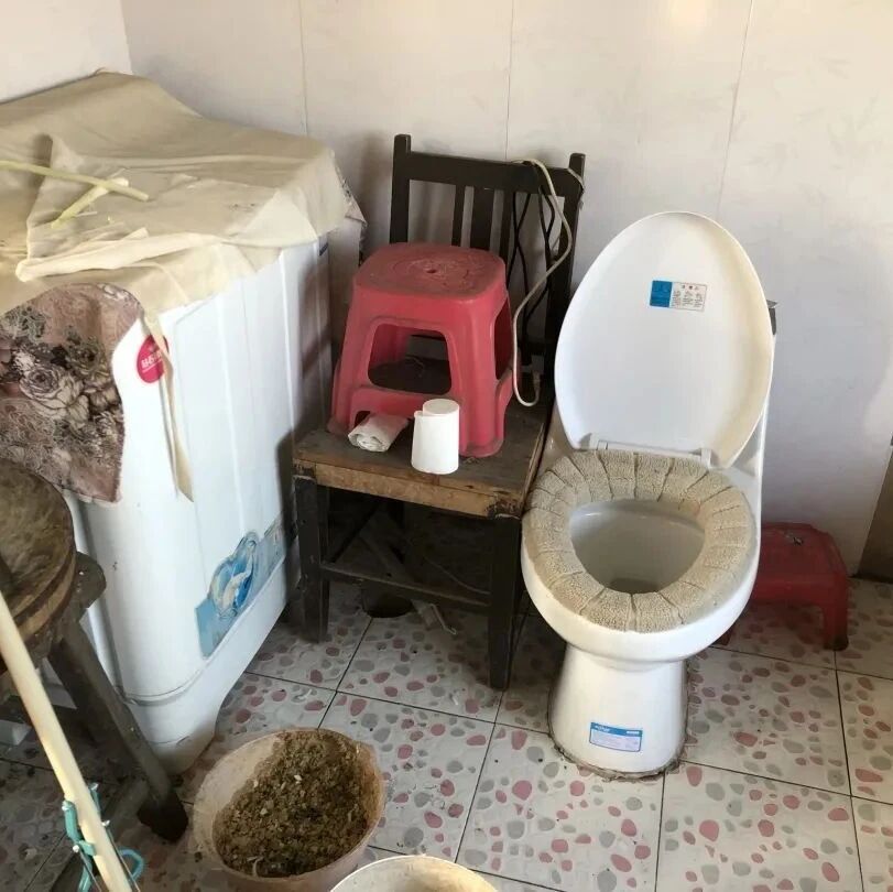 “你们看看谁家厕所这么装，把坐便器装在灶台正对面！”