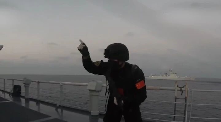 解放军052D武力营救演练曝光：特战队员破门、缴械、拿捕画面超燃