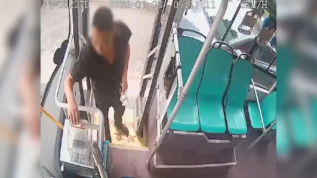 男子乘公交不戴口罩，司机劝阻被殴打住院6天