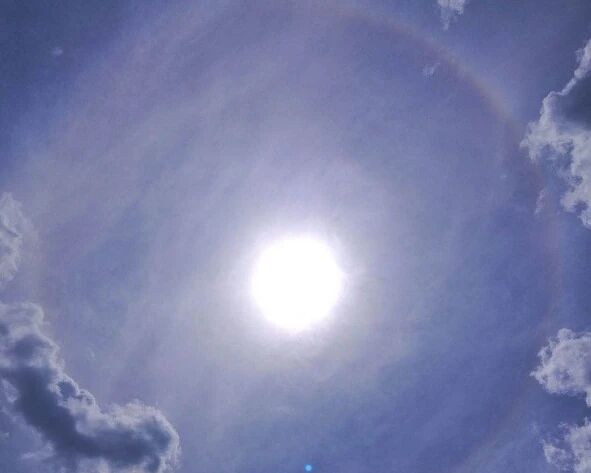 美！北京天空同时出现日晕和七彩云